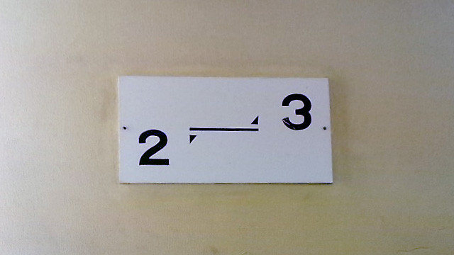 No.122 市川市役所旧市役所本庁舎の階数表示板